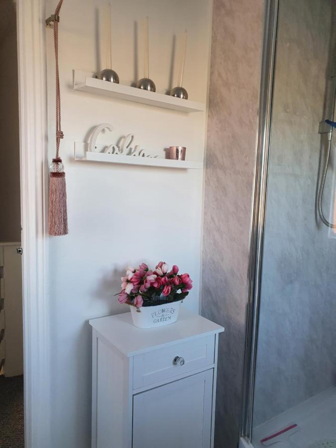 Home From Home Guest House Рочфорд Екстериор снимка