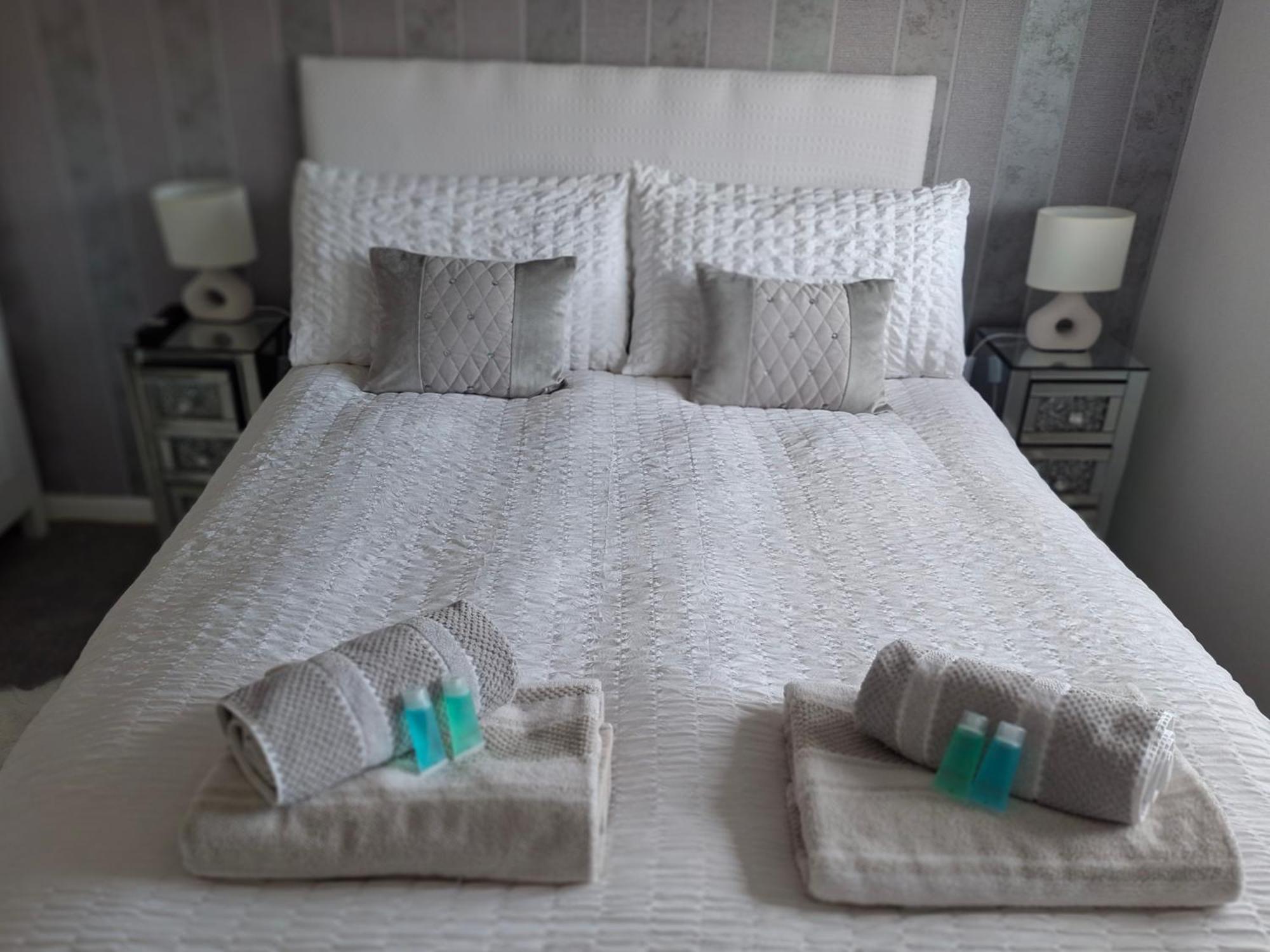 Home From Home Guest House Рочфорд Екстериор снимка