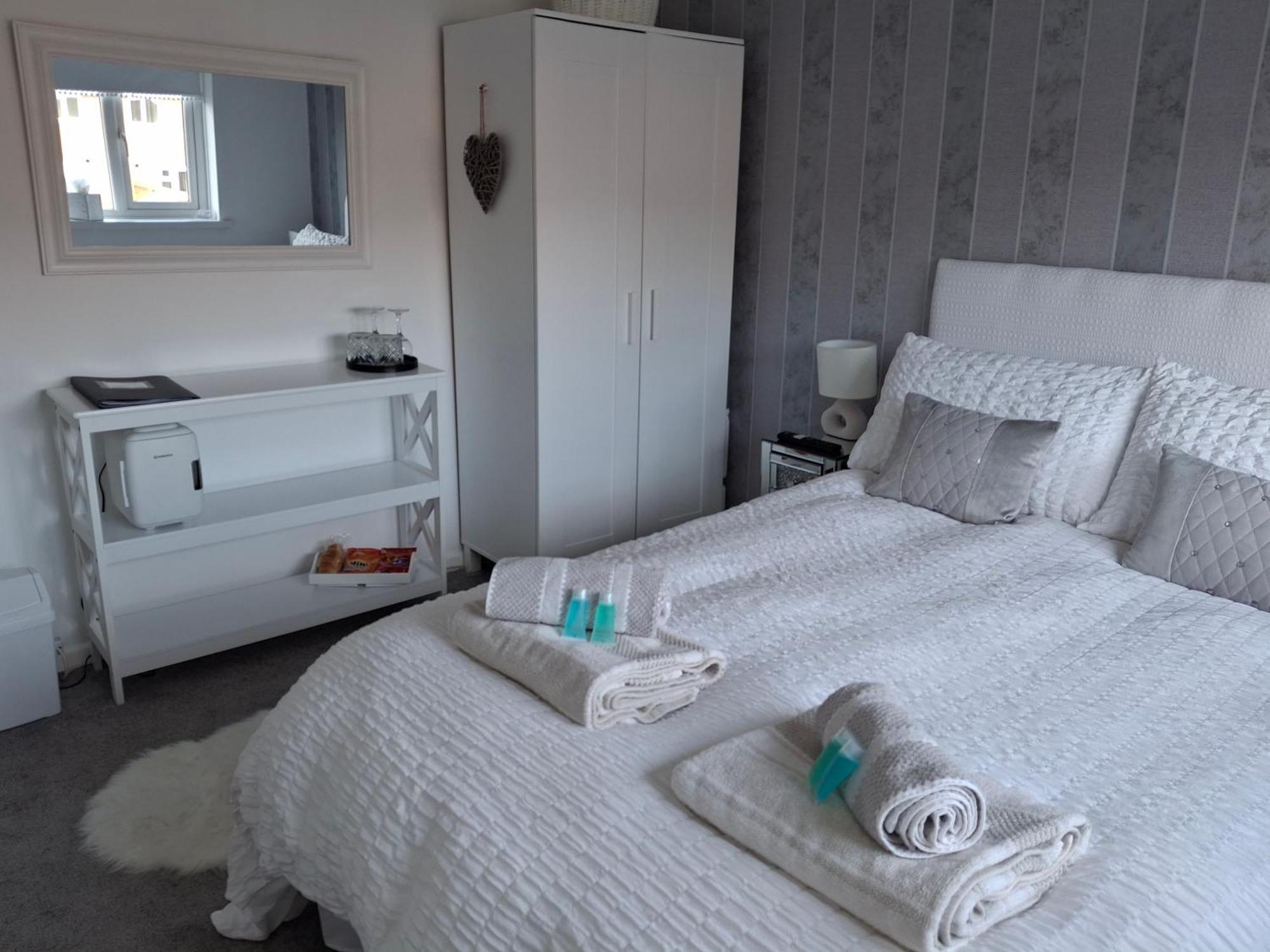 Home From Home Guest House Рочфорд Екстериор снимка