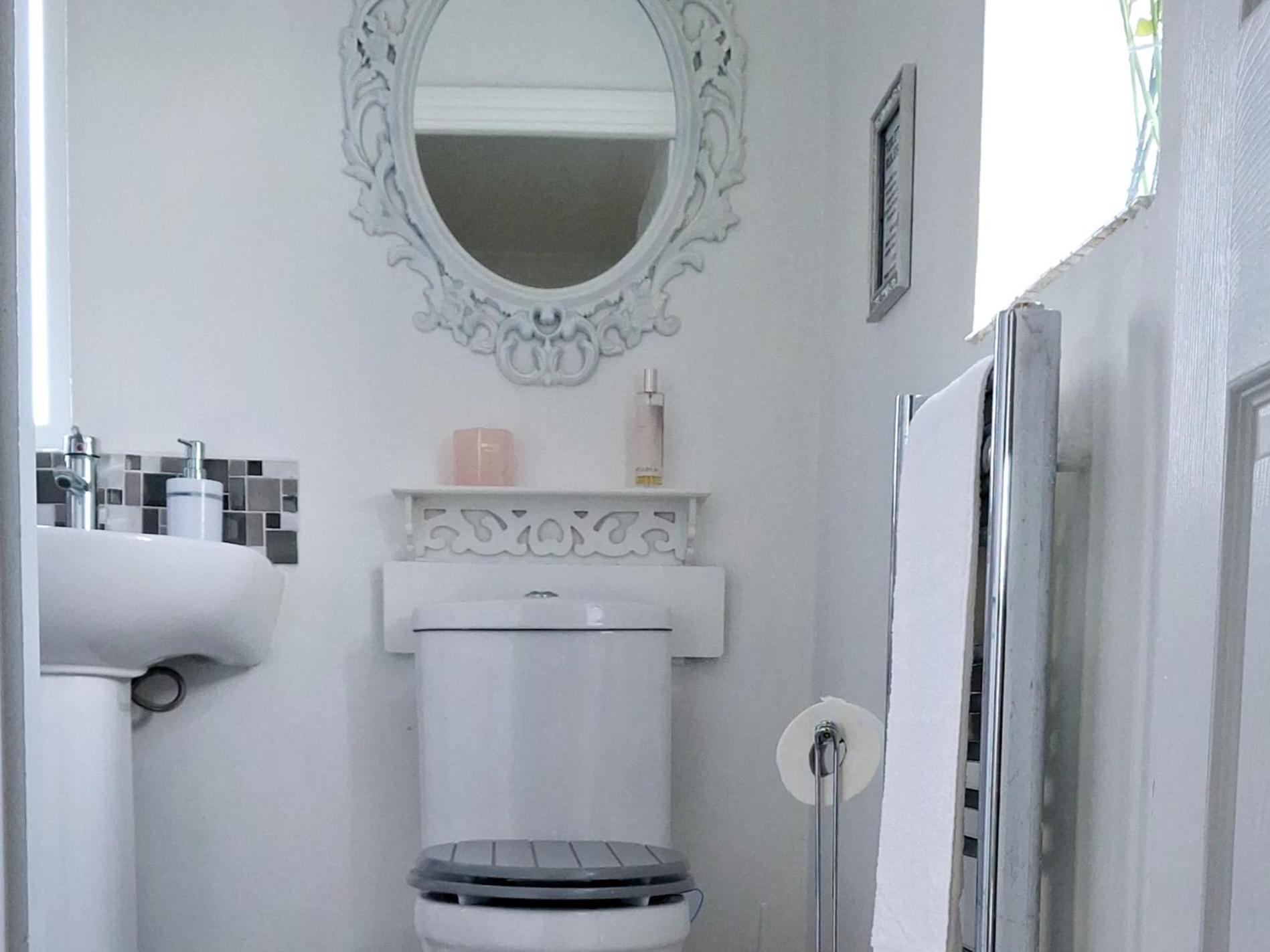 Home From Home Guest House Рочфорд Екстериор снимка
