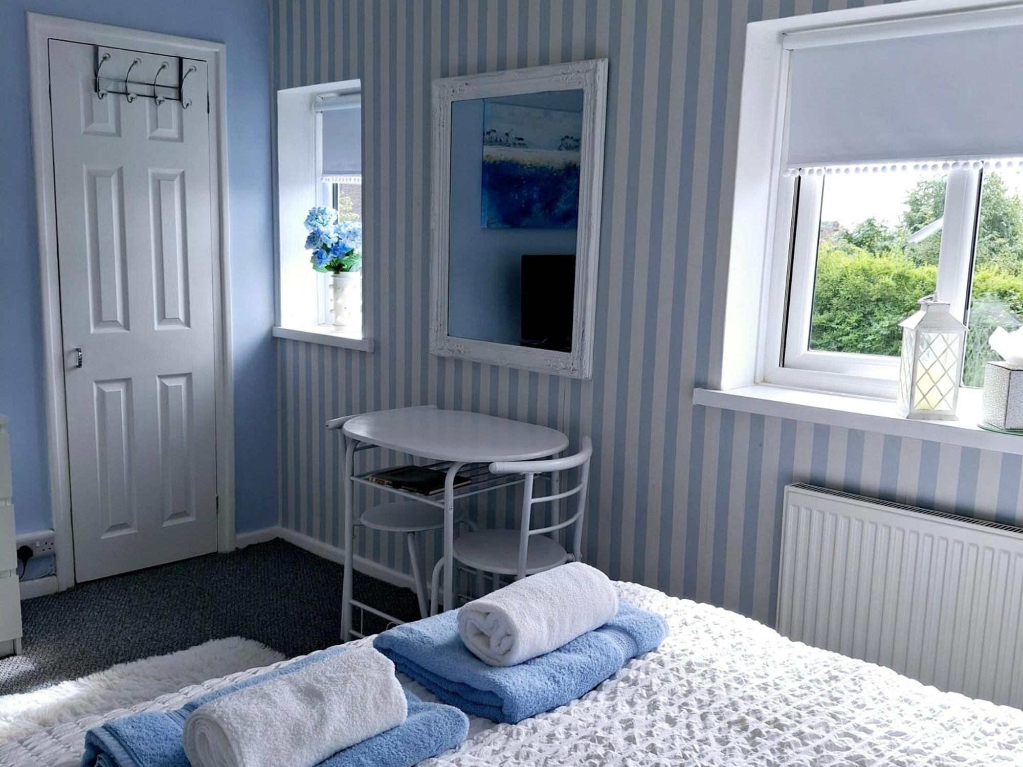 Home From Home Guest House Рочфорд Екстериор снимка
