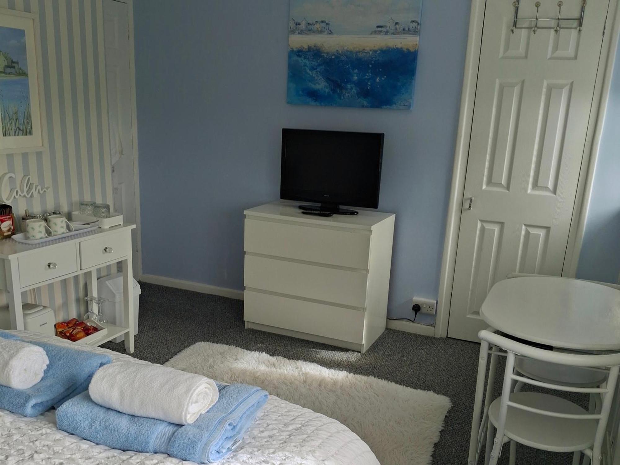 Home From Home Guest House Рочфорд Екстериор снимка